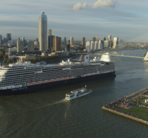 Crucero zarpa del puerto de Rótterdam