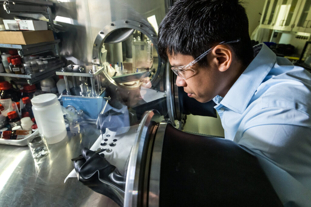 Un hombre trabaja en un laboratorio científico