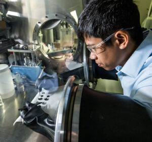 Homem trabalhando em um laboratório