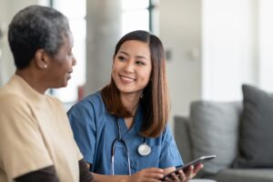 Una doctora y su paciente en una consulta