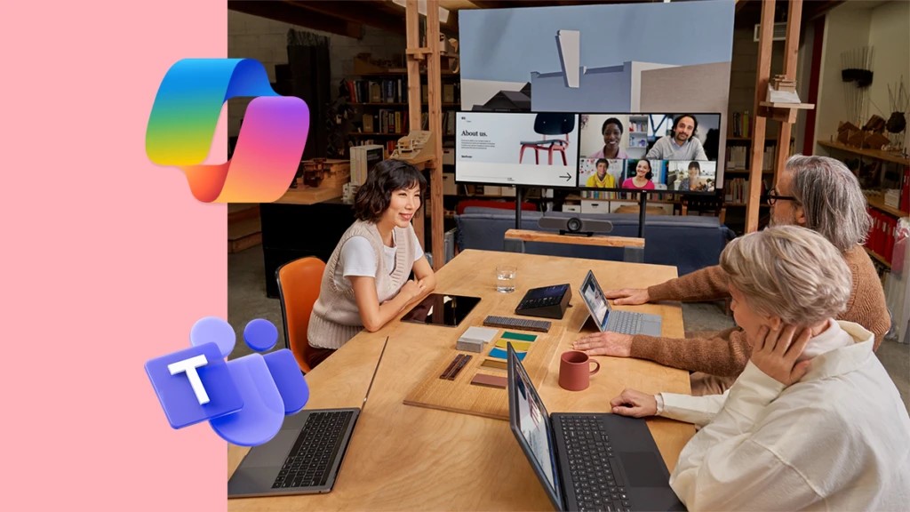 Personas en una sala de reuniones, con los logos de Microsoft Teams y Copilot en primer plano