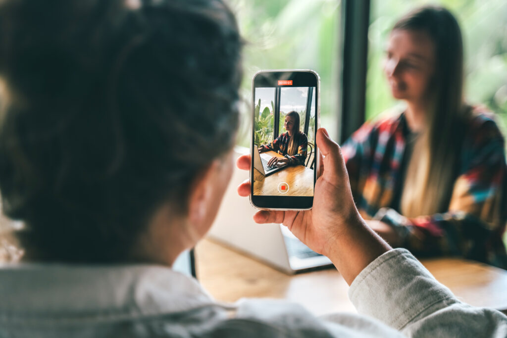 Una persona levanta su teléfono para tomar una foto