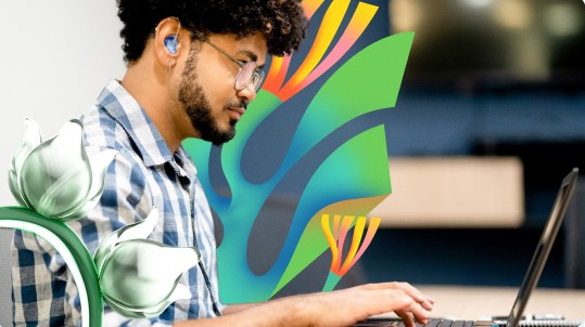 Un hombre trabaja con una laptop