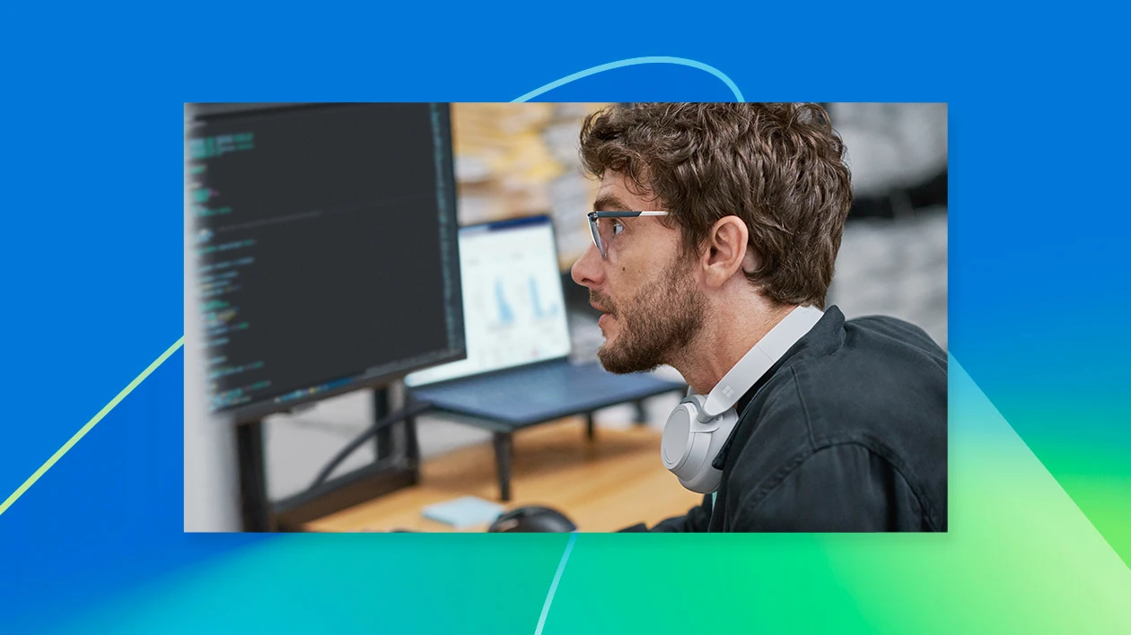Un hombre frente a un monitor de computadora