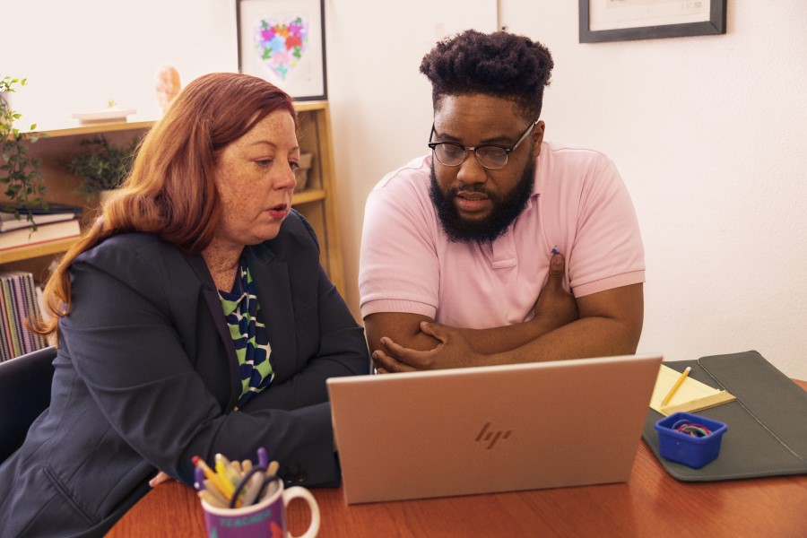 Dos personas frente a una laptop