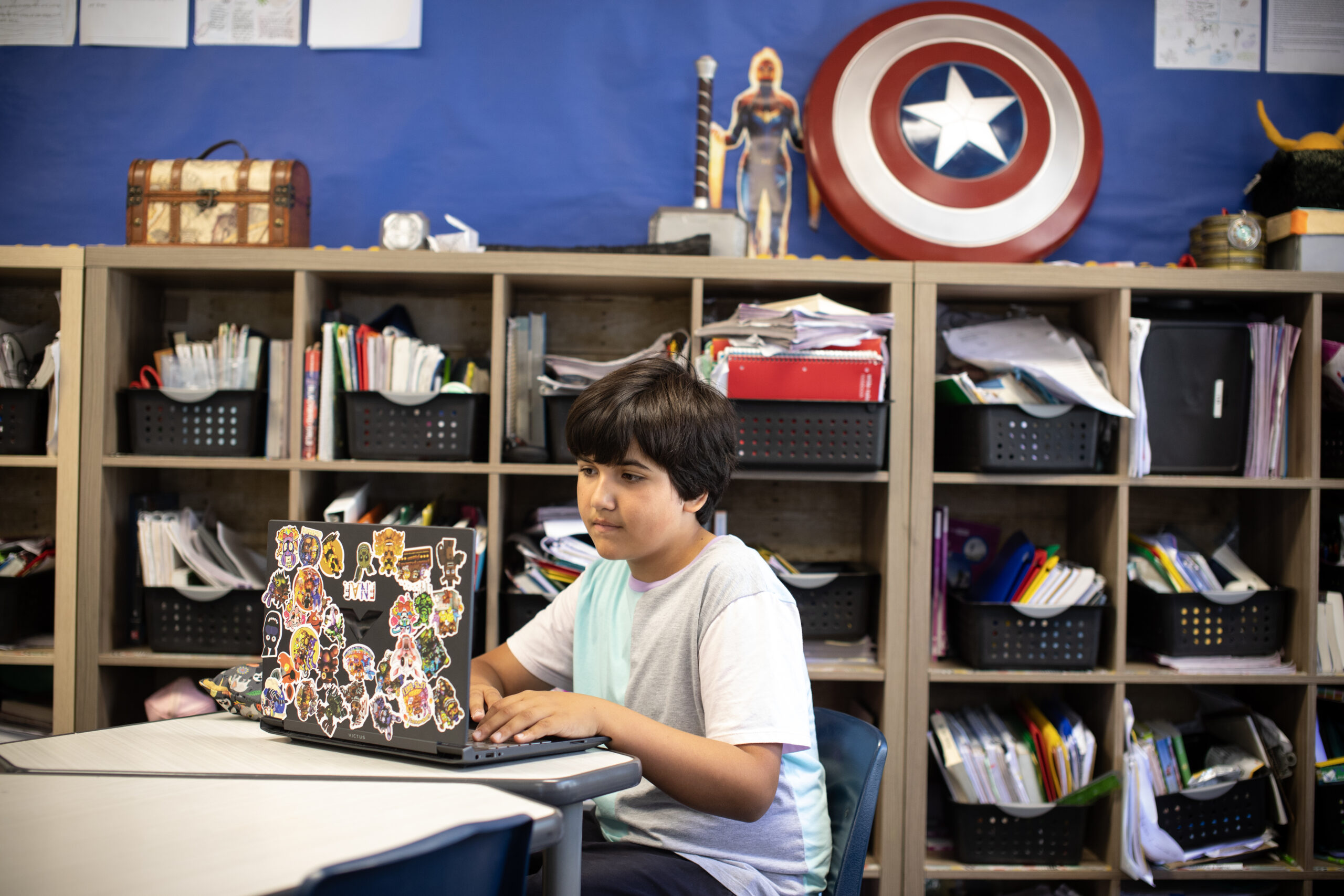 Un niño en un salón de clases