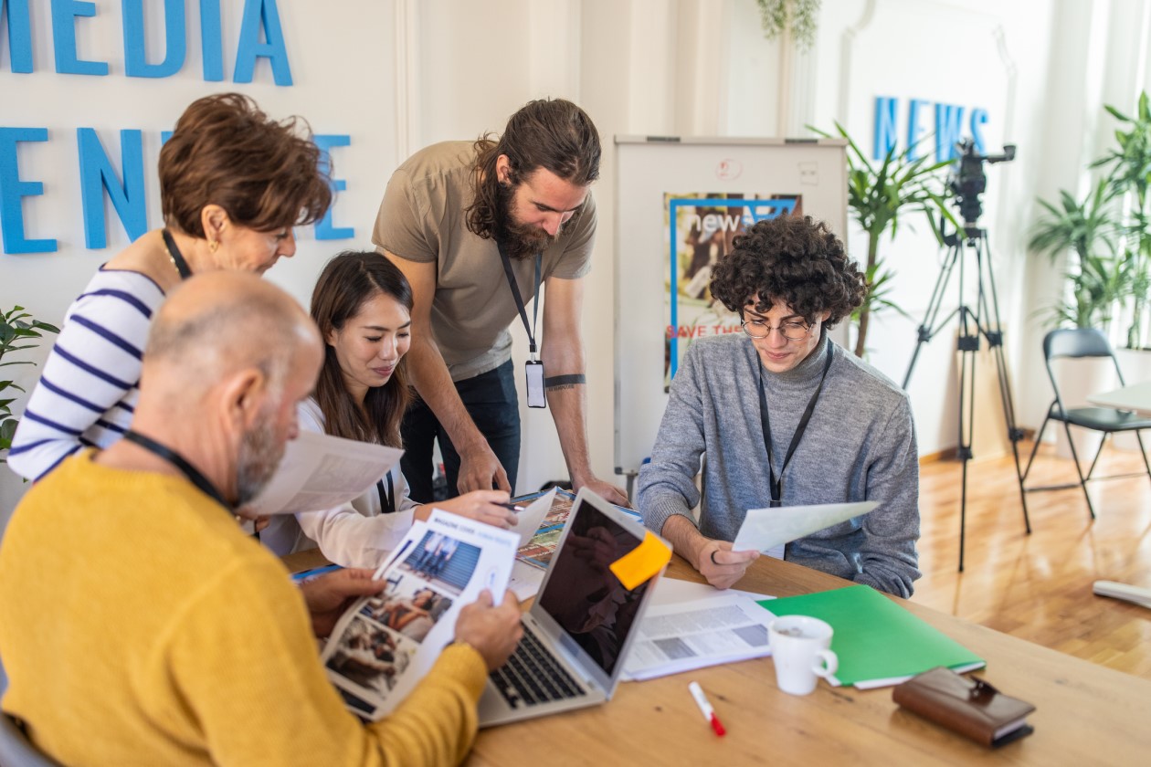 Grupo de personas en una sala de juntas