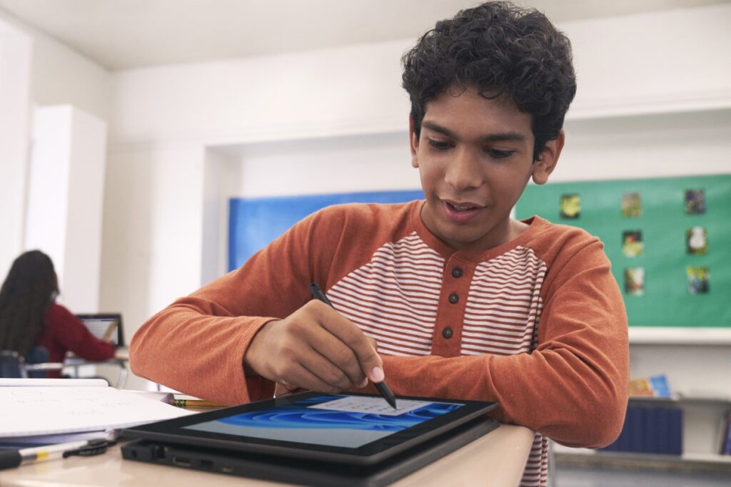 Estudiante trabaja en una tablet