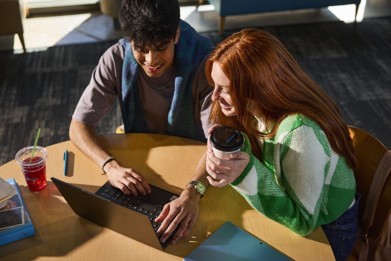 Estudiantes universitarios colaboran en una laptop