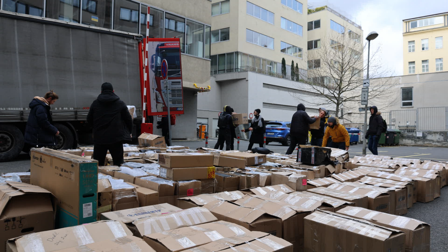 Fotograma del documental War Crime que muestra las cajas del estudio GSC trasladándose a nuevas oficinas durante la evacuación