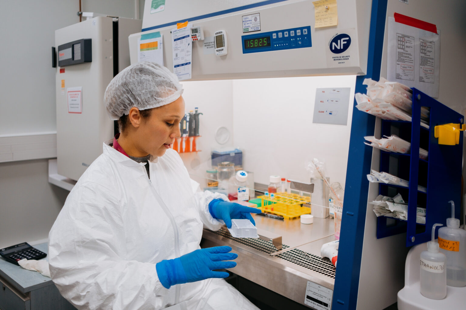 Fanny Tabarin-Cayrac, ingeniera en biología celular del Instituto Curie, trabaja en el laboratorio.