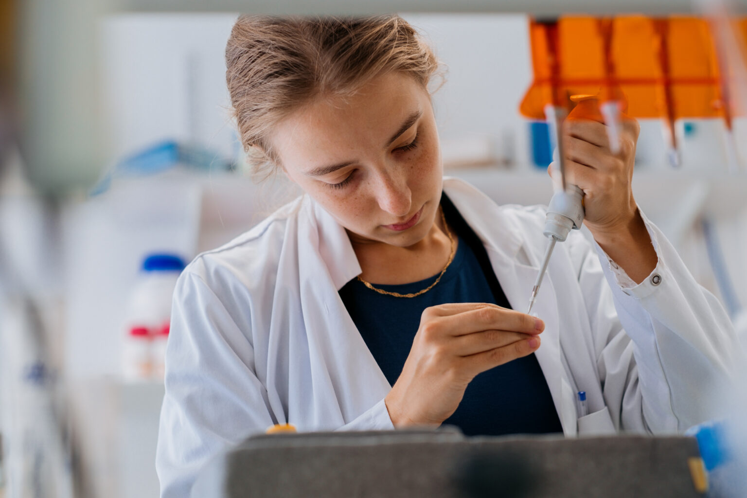 Ludivine Chaix, estudiante de doctorado, trabaja en el laboratorio