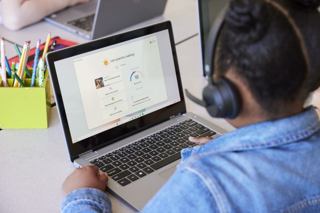 Un estudiante en el aula utiliza Reading Coach en su laptop