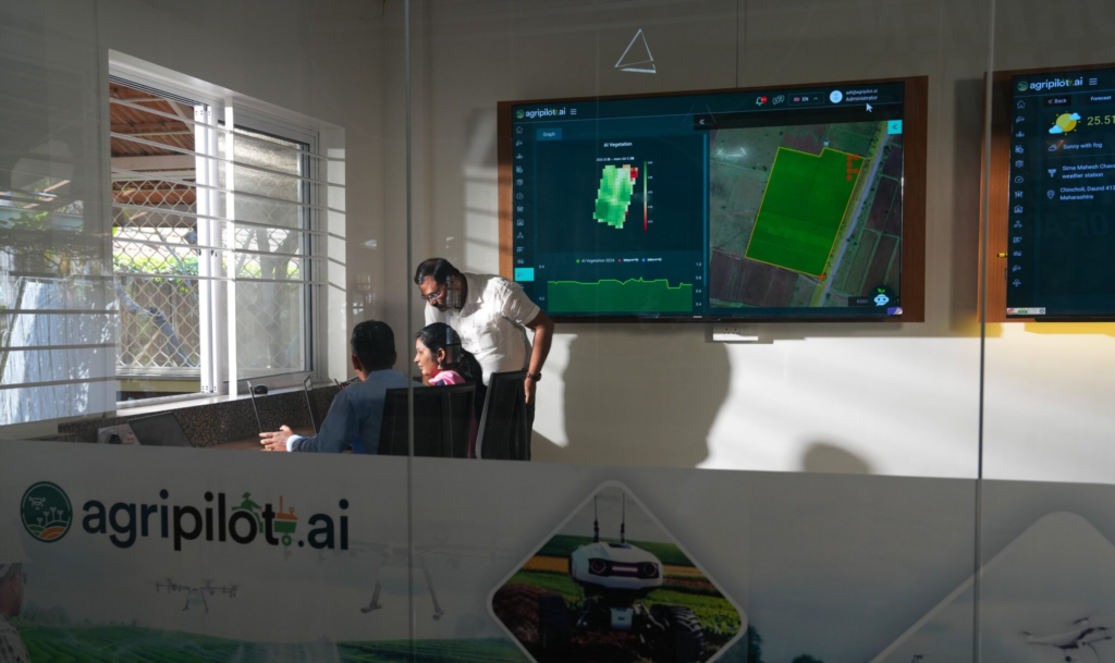 Com base nesses insights, a IA gera alertas diários simples específicos para cada fazenda por meio de um aplicativo móvel. Agrônomos do ADT Baramati revisam esses alertas para precisão antes de serem enviados. Foto de Selvaprakash Lakshmanan para Microsoft.