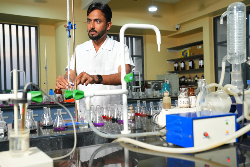 O solo de cada fazenda também é levado para um laboratório para testes, neste caso conduzidos pelo microbiologista Yogesh Phatake. Foto de Selvaprakash Lakshmanan para Microsoft.