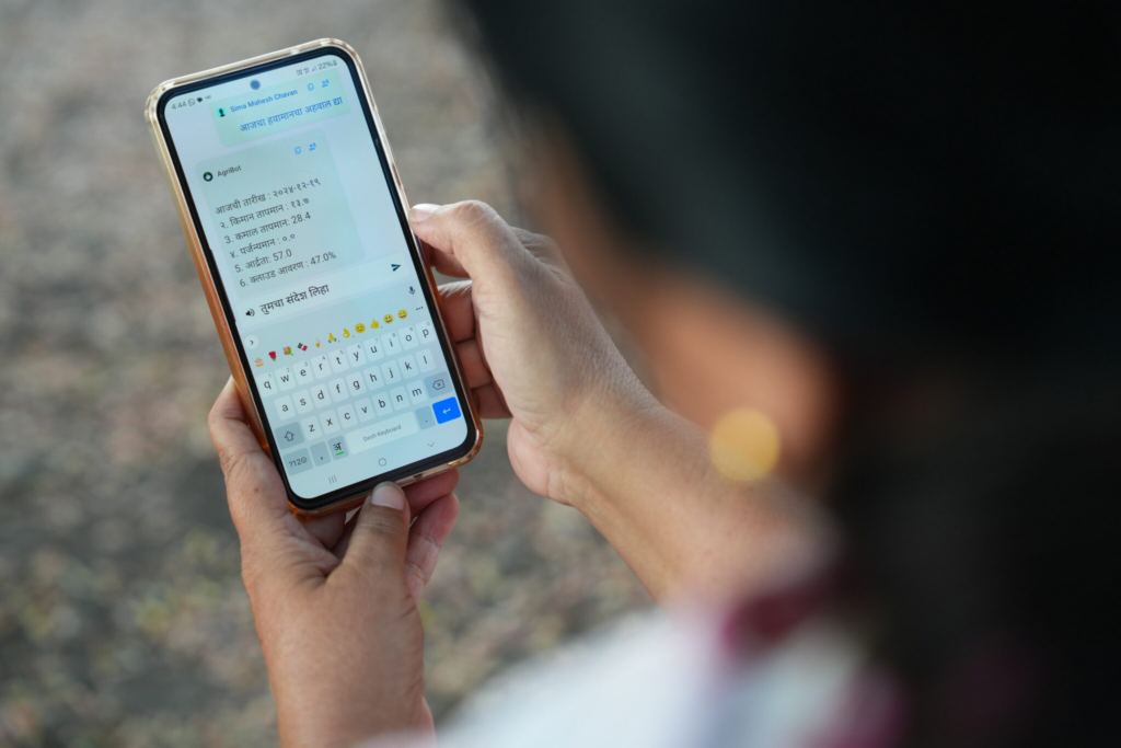 O aplicativo móvel possui uma função de chat com IA para fazer perguntas. Os agricultores também podem ligar diretamente para agrônomos do ADT Baramati. Aqui, a agricultora Seema Chavan faz uma pergunta sobre as condições climáticas em sua fazenda fora de Baramati. Foto de Selvaprakash Lakshmanan para Microsoft.