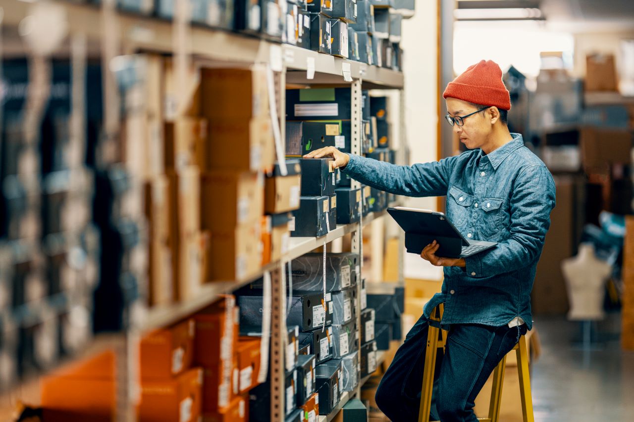 Un hombre revisa el inventario en una bodega