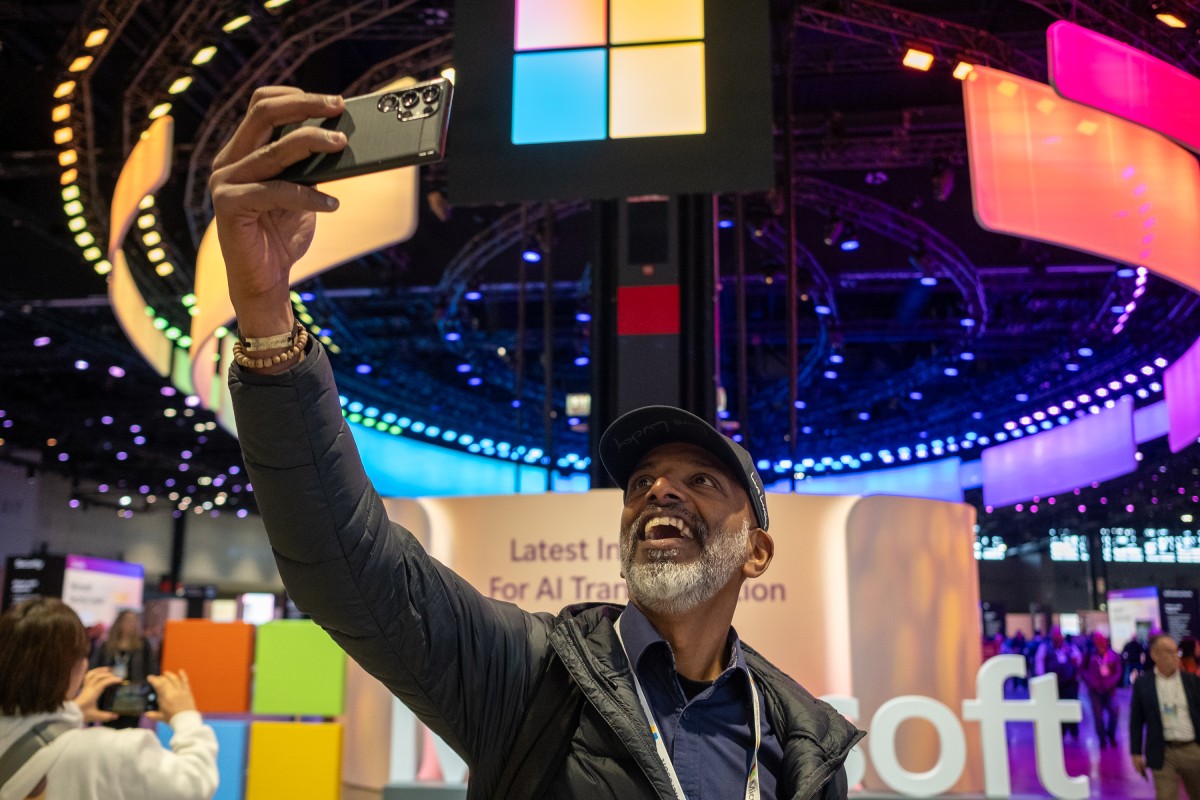 Una persona tomándose una selfie en una conferencia de Microsoft