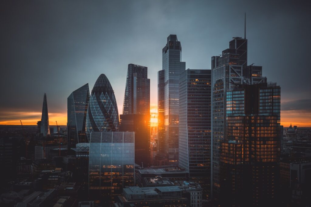 Imagen panorámica del distrito financiero en una ciudad