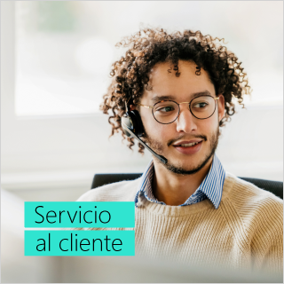 Acercamiento de un hombre, con lentes, sueter y camisa, con el texto "Servicio al cliente"