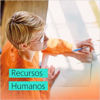 Una mujer trabaja en una computadora en un escritorio, con el texto "Recursos Humanos" en un recuadro de color verde