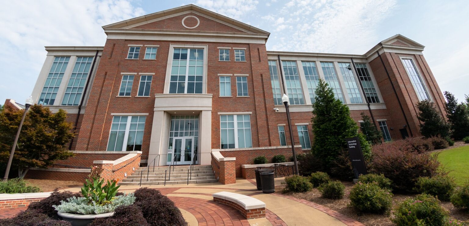 Panorámica de un edificio de la Universidad de Auburn