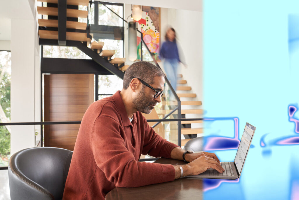 Una persona trabaja en una laptop desde su casa