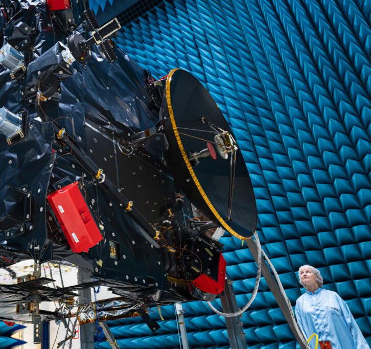 Una persona en un laboratorio de investigación espacial