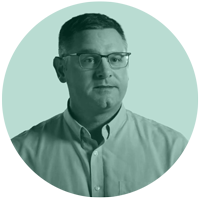 Retrato de un hombre con lentes y camisa clara