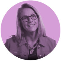 Retrato de una mujer de cabello rubio y largo, con lentes.