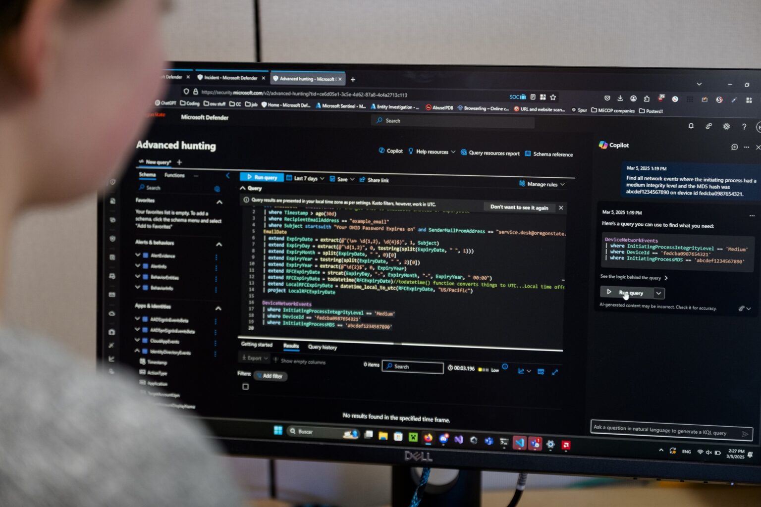Acercamiento a un monitor de computadora que muestra código de programación
