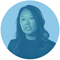 Retrato de una mujer con cabello largo, ondulado y oscuro, con una blusa oscura