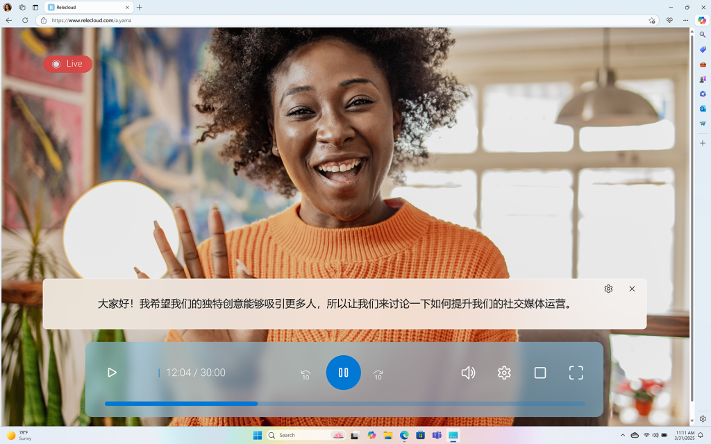 Captura de pantalla de una mujer sonriendo y saludando, con subtítulos de sus palabras en otro idioma