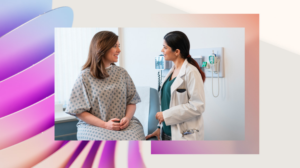 Imagem mostra uma médica atendendo uma paciente